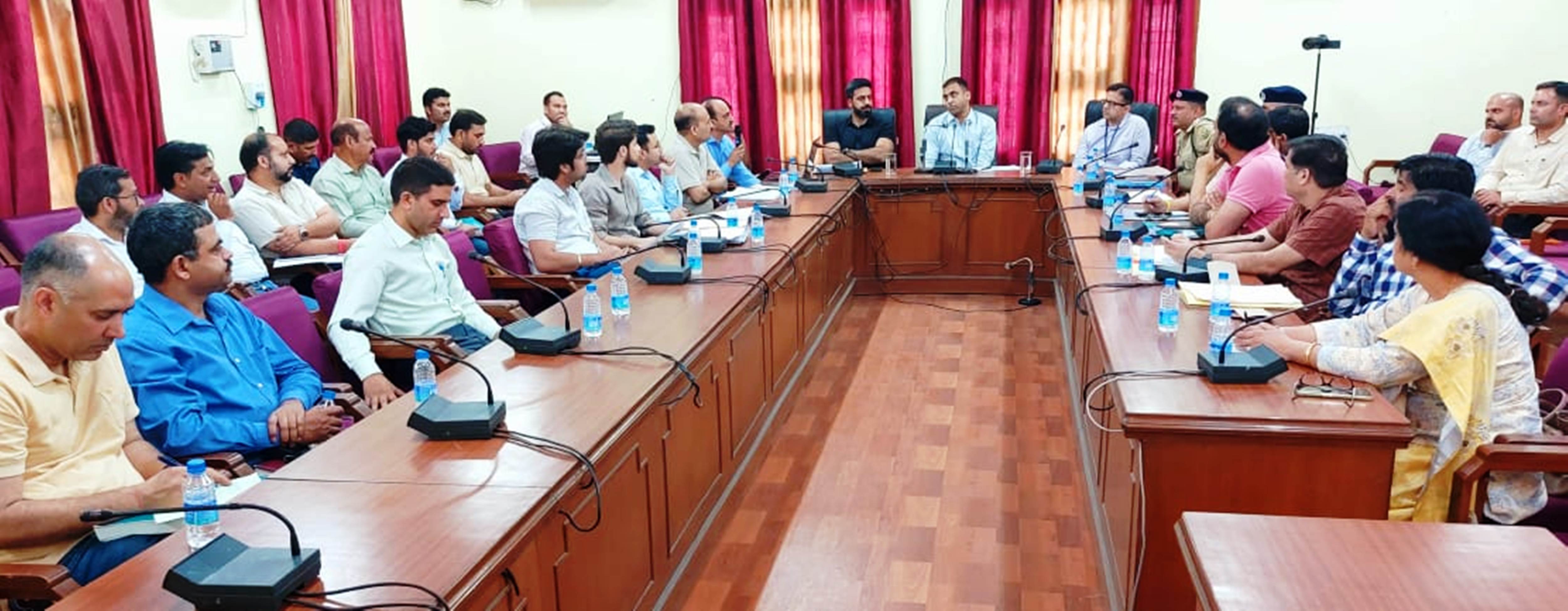 सामान्य पर्यवेक्षक ने जिला अधिकारियों और राजनीतिक दलों के प्रतिनिधियों के साथ की बैठकें